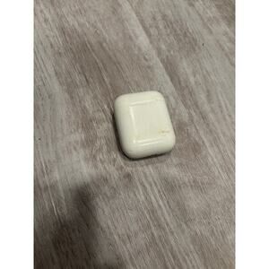 Apple A1602 2nd Gen Airpods + Case Working + Low Battery / FOR PARTS ONLY